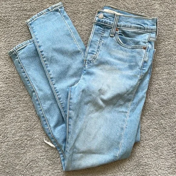 EC Levi's Wedgie Shinny Jeans - Light Wash - Size 26